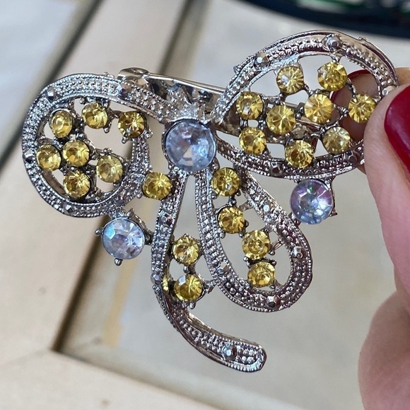 Vintage Brooch Pin set in silver tone metal with yellow and clear crystals. - Picture 3 of 3